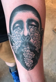 手臂内侧纹身图案 男生手臂上叶子和人物纹身图片