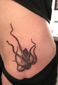 黑色章鱼纹身 女生臀部黑色的章鱼纹身图片