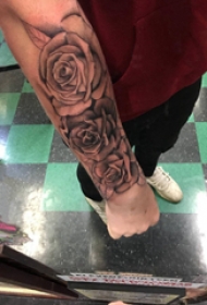 玫瑰纹身图  男生手臂上黑灰的玫瑰纹身图片