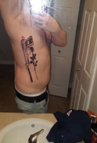 枪炮玫瑰纹身 男生侧腰上黑色的枪炮玫瑰纹身图片