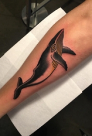 鲸鱼纹身 男生手臂上巨大的鲸鱼纹身图片