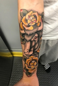 公牛图腾纹身 男生手臂上黄玫瑰和牛纹身图片