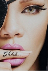 蕾哈娜手上纹身 明星手指上黑色的英文字母纹身图片