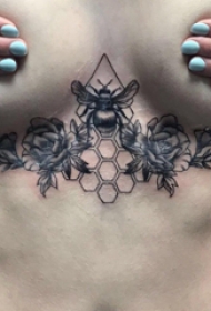 蜜蜂纹身图案  女生胸下蜜蜂和花朵纹身图片