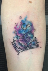 纹身书籍 女生手臂上月亮和书籍纹身图片