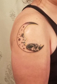 纹身月亮女生图片 女生大臂上小狗和月亮纹身图片