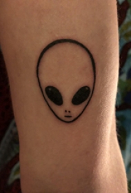 外星人纹身  女生小腿上黑色的外星人纹身图片