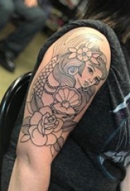纹身美人鱼  女生手臂上美人鱼和花朵纹身图片