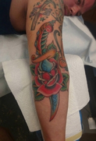 玫瑰匕首纹身  男生手臂上彩绘的玫瑰匕首纹身图片