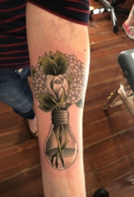 手臂纹身素材 男生手臂上花朵和灯泡纹身图片