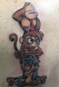 纹身猴子 男生后背上活泼的猴子纹身图片