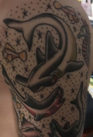 鲨鱼纹身图 男生大臂上凶猛的鲨鱼纹身图片
