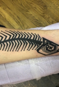 鱼骨纹身图案 男生手臂上黑色的鱼骨头纹身图片