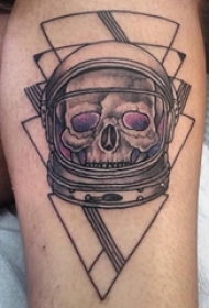 骷髅纹身 男生小腿上三角形和骷髅宇航员纹身图片