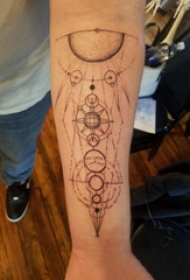 几何元素纹身 男生手臂上黑色的星系纹身图片