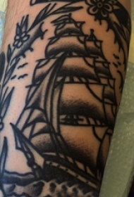 纹身小帆船 男生手臂上点刺的小帆船纹身图片