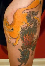 九尾狐狸纹身图片  女生大腿上九尾狐狸和云朵纹身图片