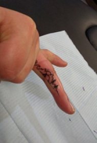小山峰纹身 男生手指上黑色的山脉纹身图片