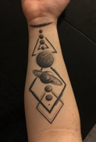 纹身星球  女生手臂上黑灰的星球纹身图片