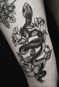 蛇和花朵纹身图案  女生大腿上蛇和花朵纹身图片