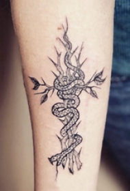 纹身蛇魔 男生手臂上枯树枝和蛇纹身图片