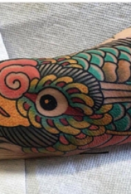 纹身鸟  男生小臂上彩色的鸟纹身图片