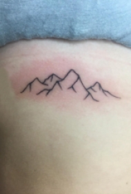小山峰纹身 女生侧腰上黑色的山脉纹身图片