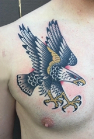 纹身老鹰图片  男生胸上彩绘的老鹰纹身图片