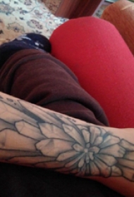 几何元素纹身 女生手臂上黑灰的晶石纹身图片