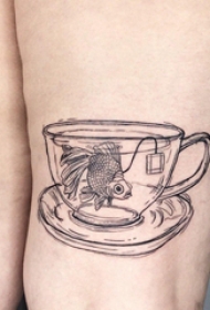 极简线条纹身 女生大腿上杯子里的金鱼纹身图片