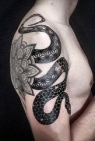大臂纹身图 男生大臂上梵花和蛇纹身图片