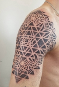 3d几何纹身图案 男生大臂上黑色的几何梵花纹身图片