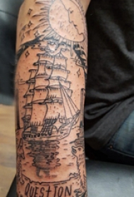 极简线条纹身 男生手臂上英文和帆船纹身图片