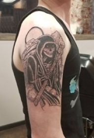 死神纹身 男生大臂上黑色的骷髅死神纹身图片