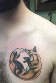 纹身胸部男 男生胸部彩色的小狐狸纹身图片