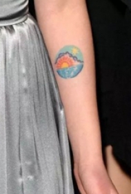 Scarlett Johansson手臂上彩绘的小图案纹身图片