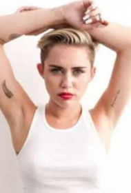 国际纹身明星  Miley Cyrus腋下黑色的小图案纹身图片