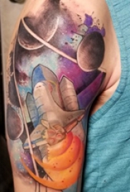 火箭纹身图 男生大臂上宇宙和火箭纹身图片