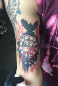 钟表纹身图案  男生手臂上黑灰的钟表纹身图片