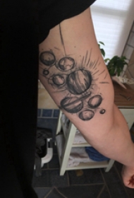 简易纹身素描 男生手臂上黑色的星球纹身图片
