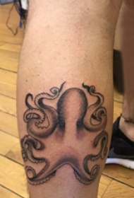 黑色章鱼纹身 男生小腿上活泼的章鱼纹身图片