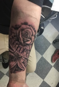 花朵 纹身图案  男生小臂上花朵和英文纹身图片