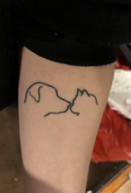 动物轮廓纹身 男生手臂上猫咪和小狗纹身图片