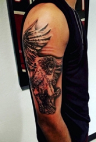 手臂纹身素材 男生手臂上英勇的猫头鹰纹身图片