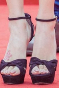 中国纹身明星  anglebaby脚上唯美的樱花纹身图片