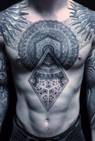 几何元素纹身 男生胸部精致的几何纹身图片