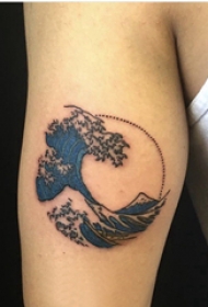海浪纹身小 男生大臂上蓝色的浪花纹身图片