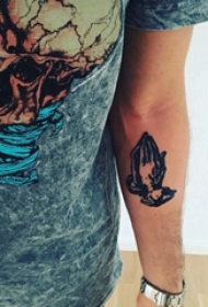 祈祷之手纹身图 男生手臂上虔诚的祈祷之手纹身图片