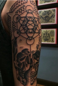 几何和花纹身图案  男生大臂上几何和花纹身图片