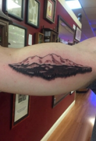山峰的纹身 男生手臂上黑色的山脉纹身图片